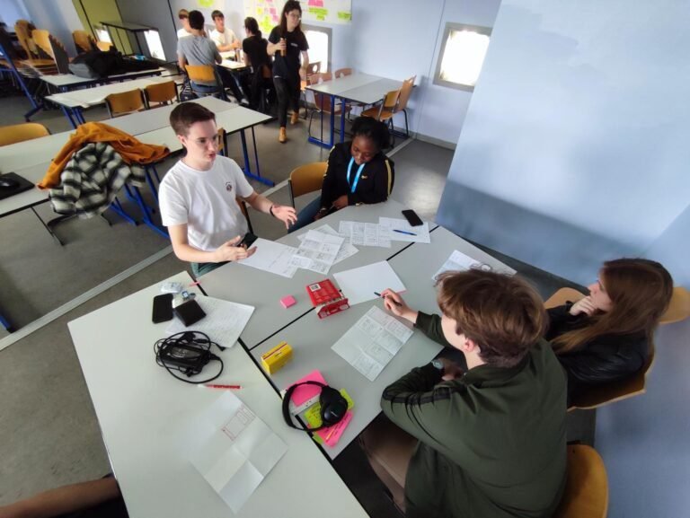 etudiants en design collaborant sur un projet
