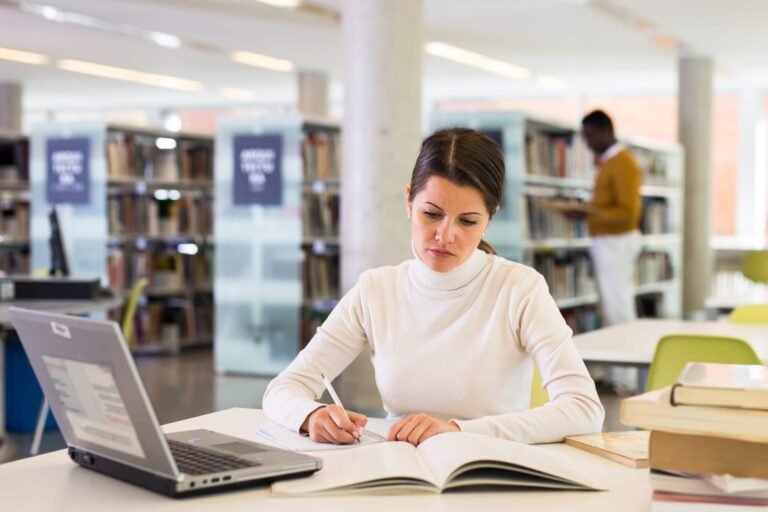etudiants en droit a la bibliotheque universitaire