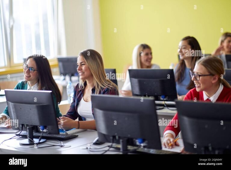 etudiants en informatique en salle de classe
