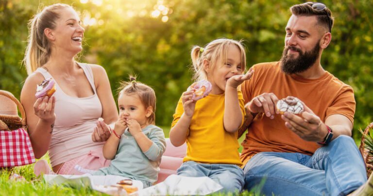 famille heureuse avec bebe en conge