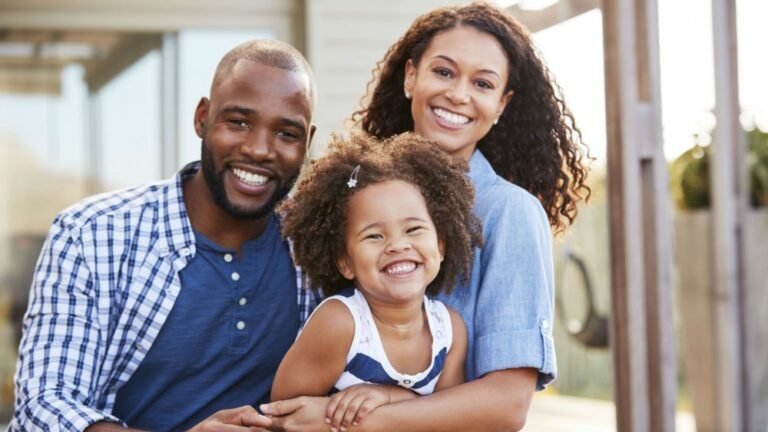famille heureuse avec un bebe et un enfant