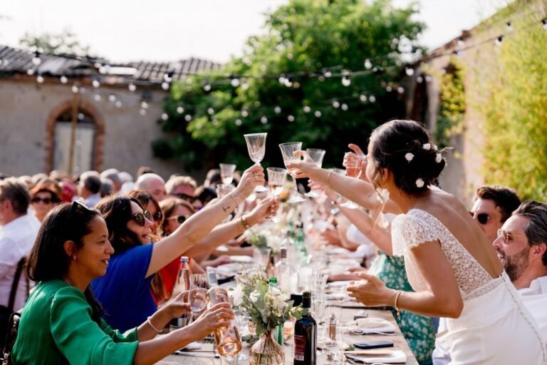 femme organisant un mariage en plein air