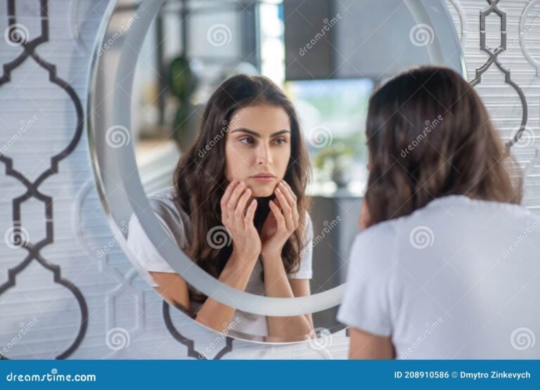 Google : Comment savoir si je suis belle selon les critères actuels 27 femme regardant son reflet dans un miroir