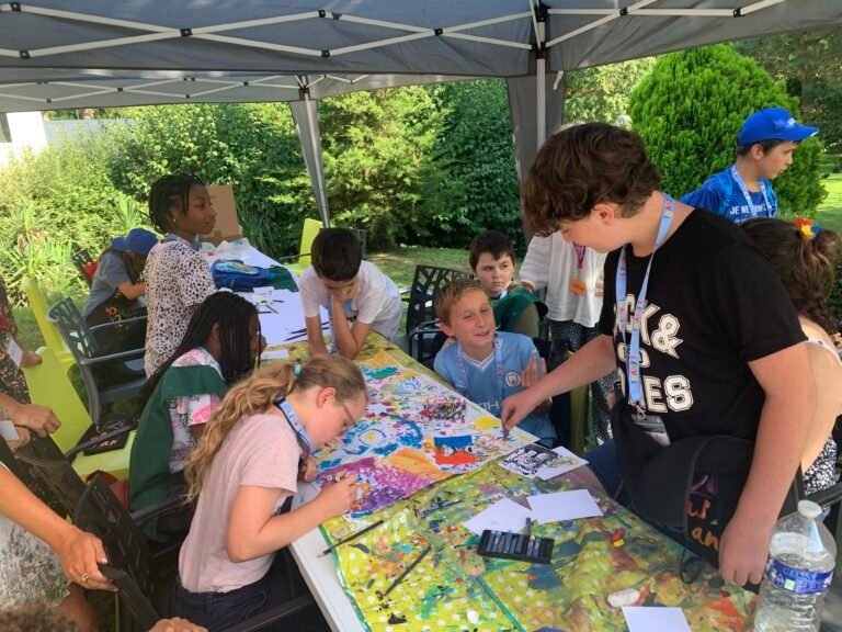 groupe denfants jouant en colonie de vacances