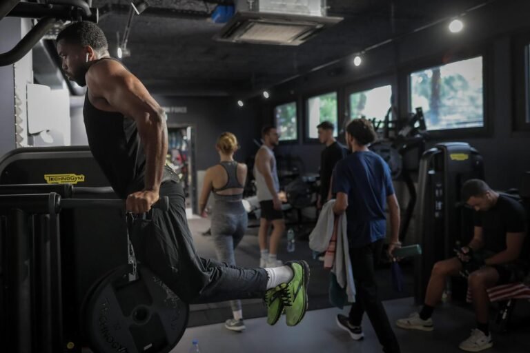 jeune adulte dans une salle de sport