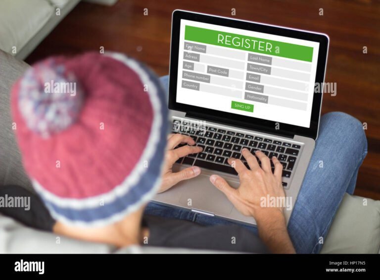 jeune adulte remplissant une candidature en ligne