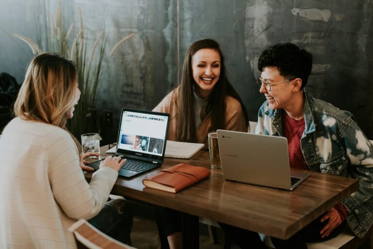 jeune apprenti dans un environnement de travail