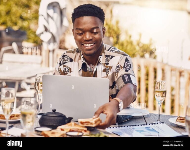jeune candidat souriant devant un burger king