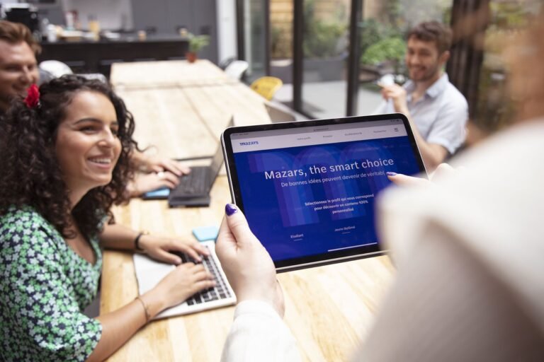 jeune etudiant consultant une offre demploi