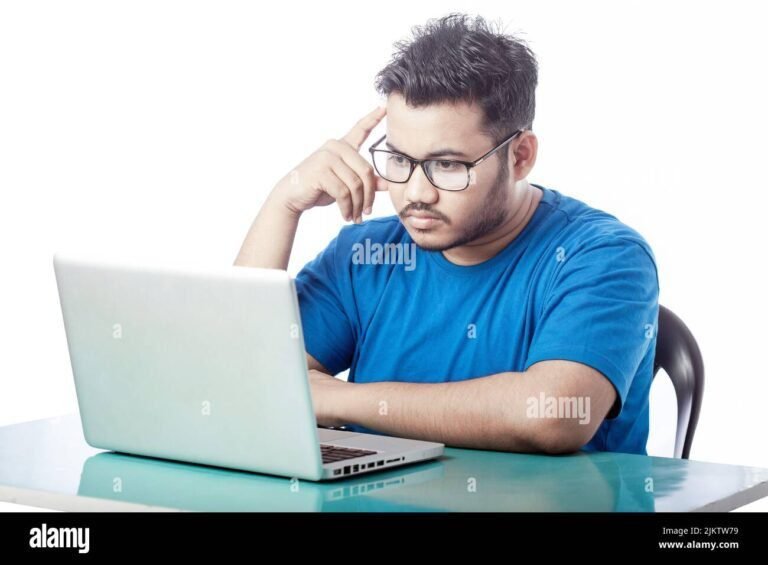 jeune etudiant devant un ordinateur portable