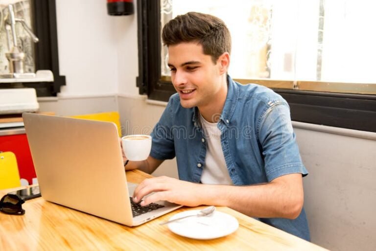 jeune etudiant travaillant dans un cafe