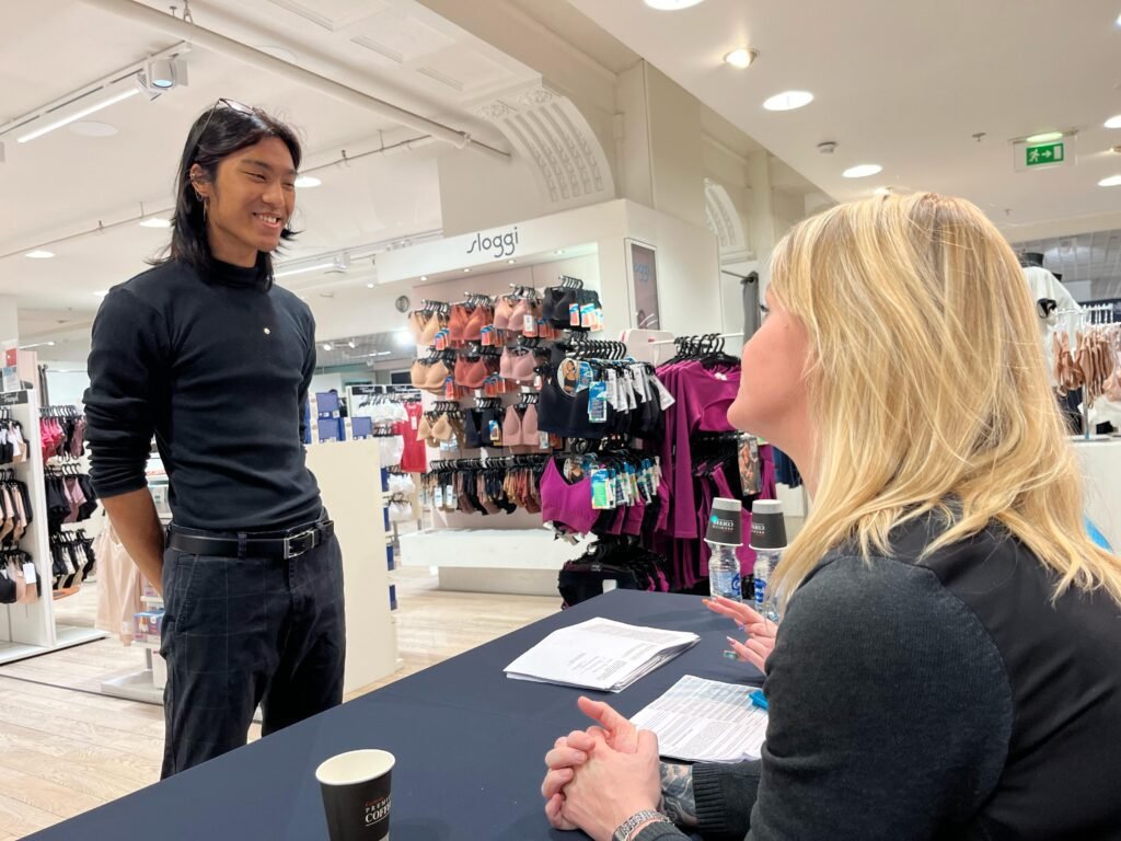 jeune femme candidate dans un magasin