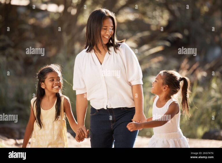 jeune femme souriante avec enfants en france