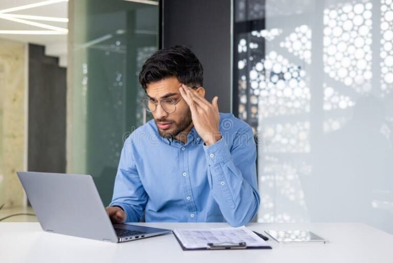 jeune professionnel dans un bureau moderne