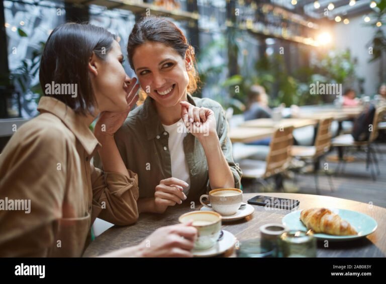 jeune travaillant dans une cafe terrasse