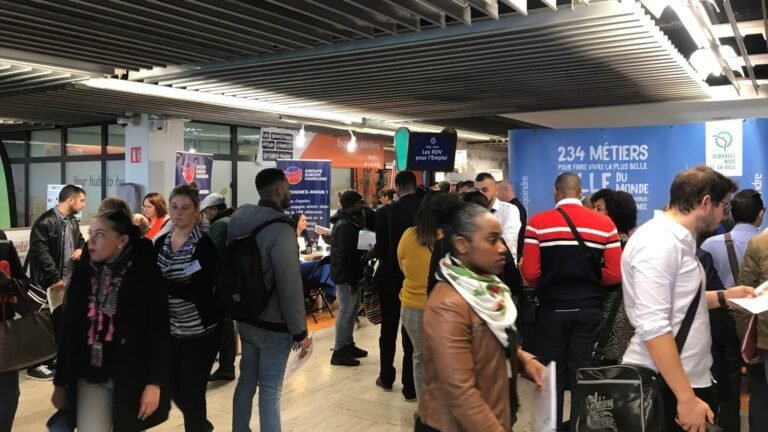 jeunes travaillant a laeroport dorly