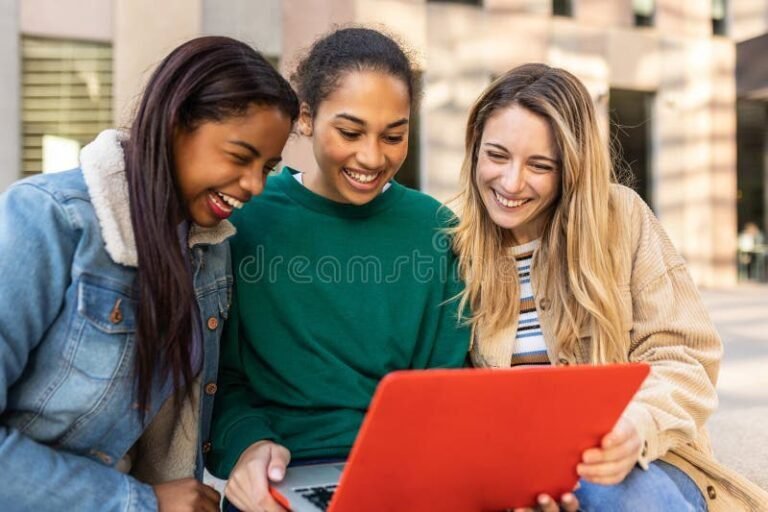jeunes travaillant ensemble en plein ete