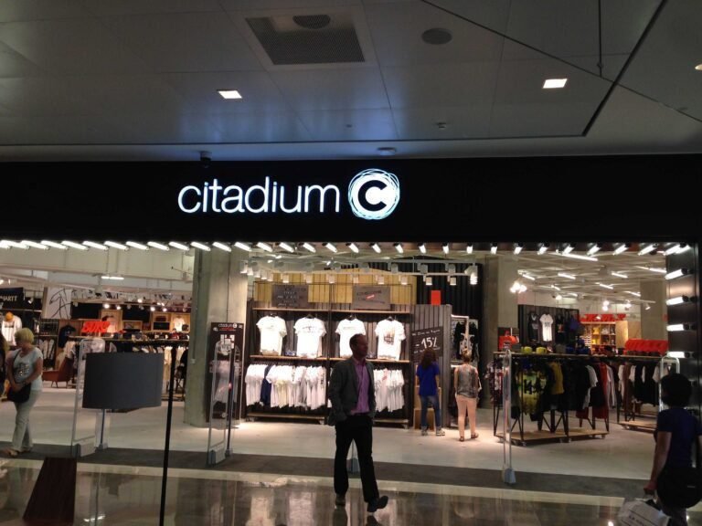 magasin pull and bear a la terrasse du port