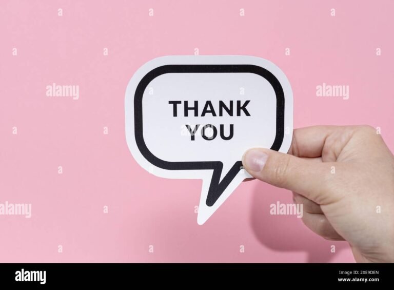 main tendant une lettre de remerciement