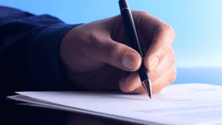 main tendue avec une lettre formelle