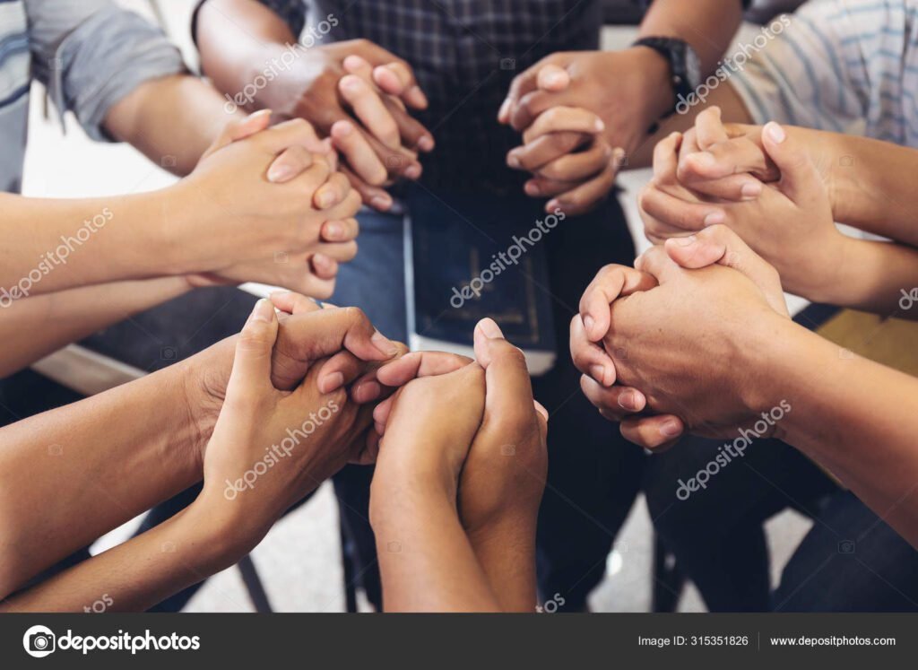 mains en priere avec diverses cultures