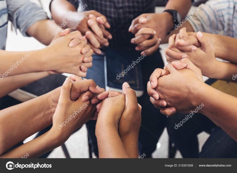 mains en priere avec diverses cultures