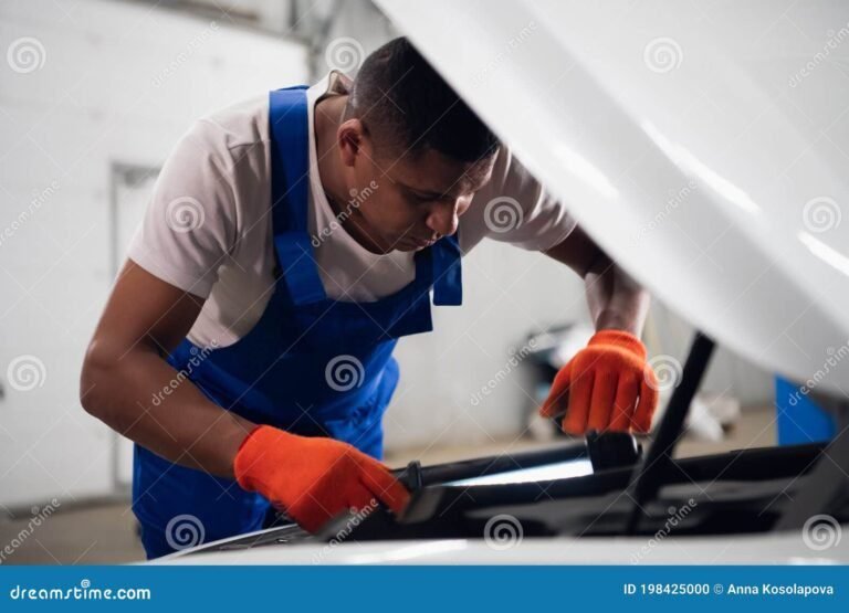 Quelles sont les modalités de la garantie panne mécanique chez GMF 19 mecanicien inspectant une voiture en atelier