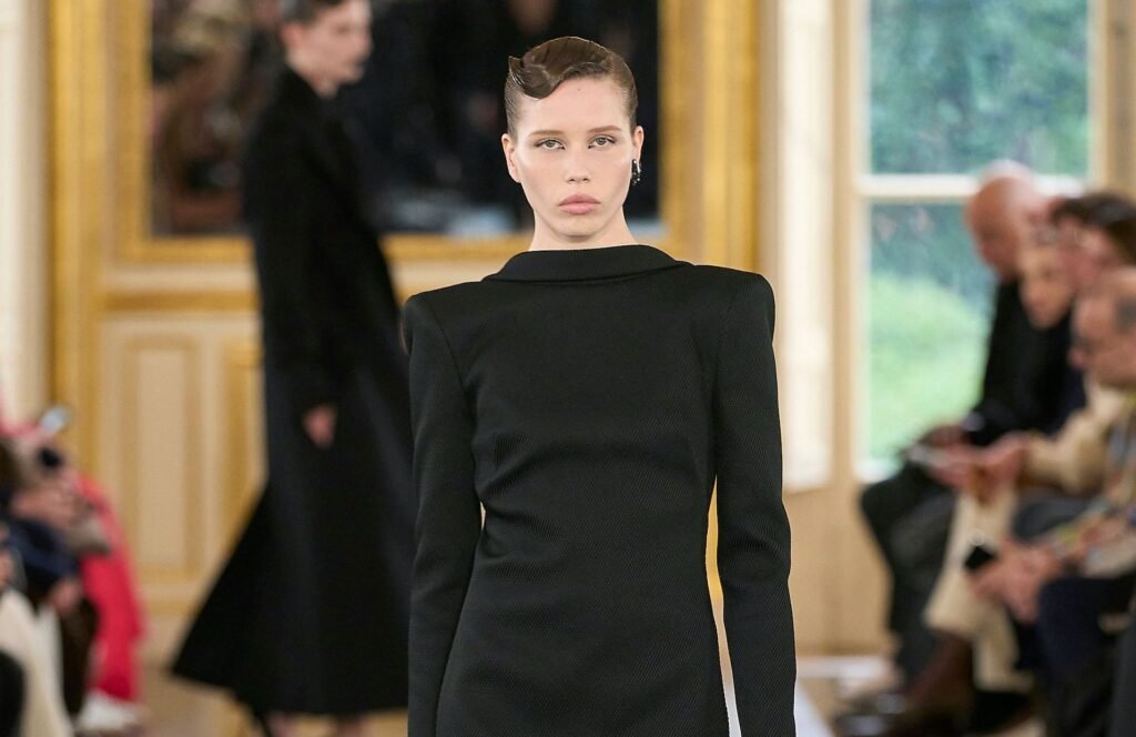 Pourquoi Claudie Pierlot est-elle considérée comme une marque bourgeoise 8 Pourquoi Claudie Pierlot est-elle considérée comme une marque bourgeoise