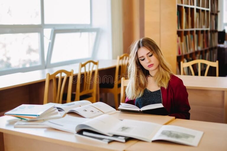 montre un etudiant concentre sur des livres