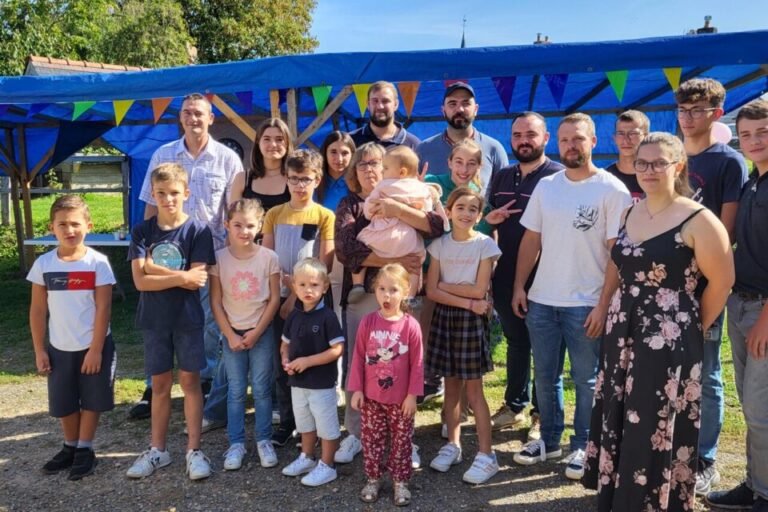 nounou jouant avec des enfants en soiree