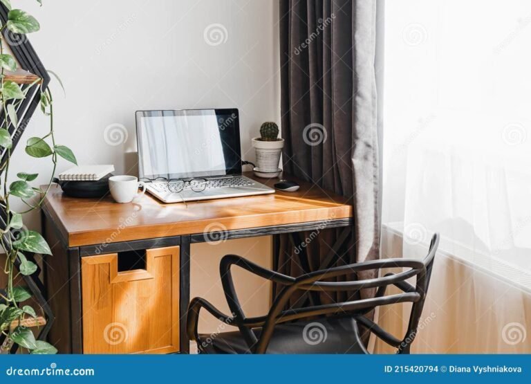 ordinateur portable sur un bureau moderne