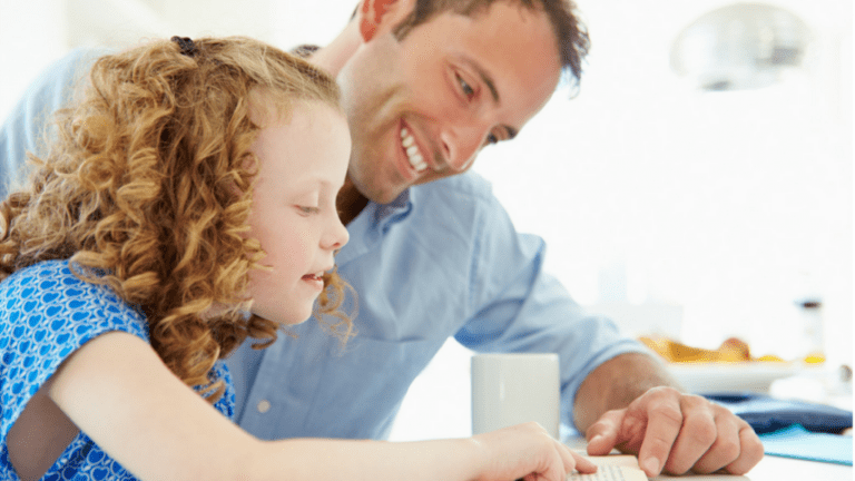parent et enfant discutant dune formation