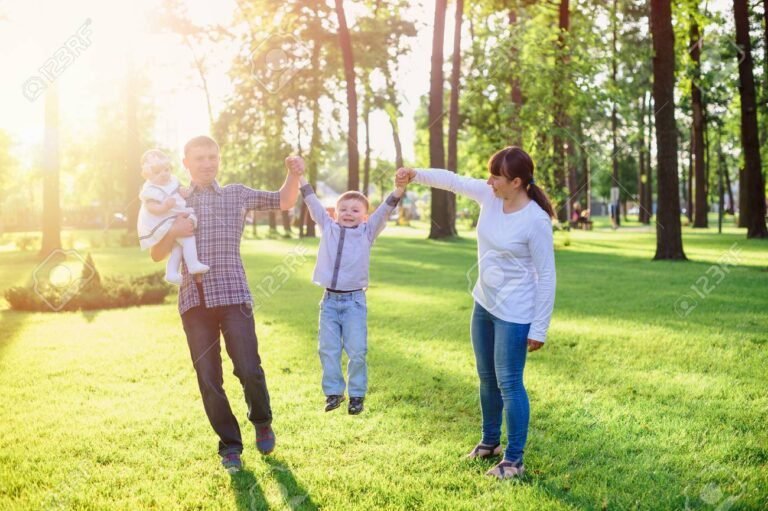 parents avec enfants dans un parc
