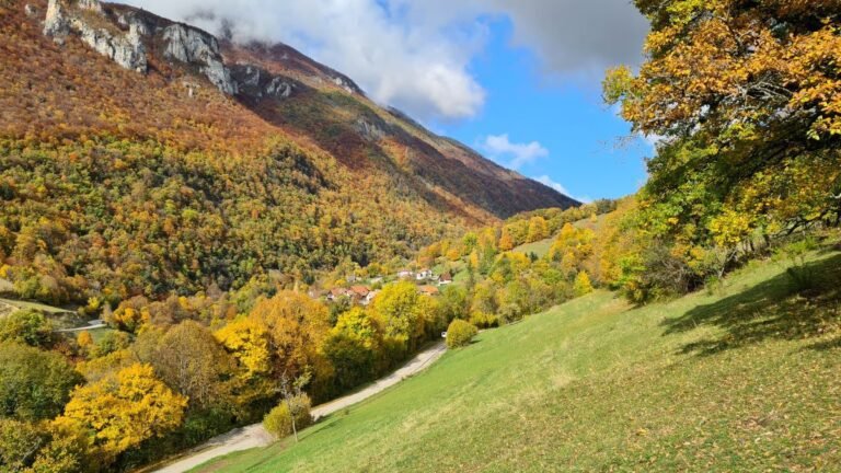 Comment trouver des offres d'emploi dans les romans sur l'Isère 3 paysage montagnard de lisere en automne
