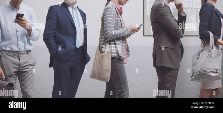 personne attendant a un bureau de chomage