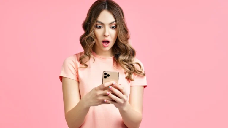 personne attendant avec impatience un message