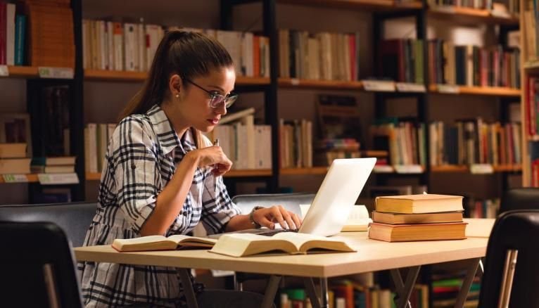 Comment bénéficier d'une formation par correspondance en cas de chômage 1 personne etudiant a distance avec un ordinateur