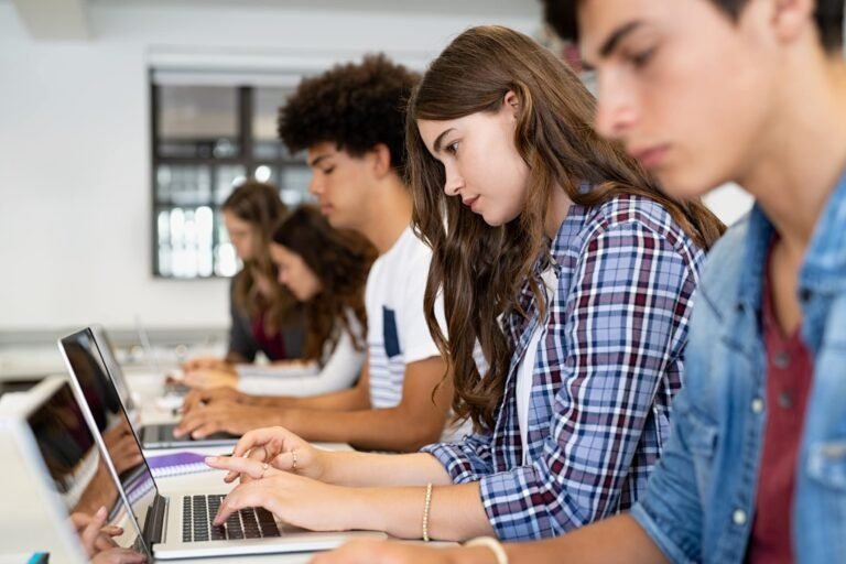personne etudiant avec un ordinateur portable