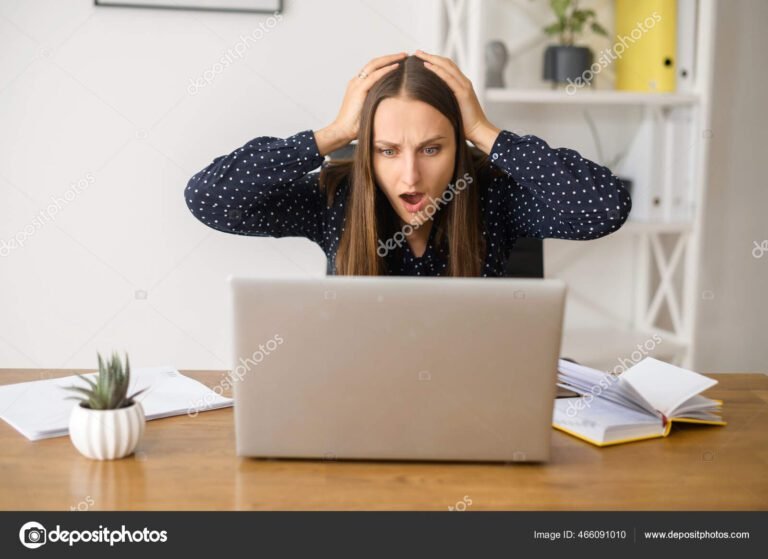 personne frustree devant un ecran dordinateur