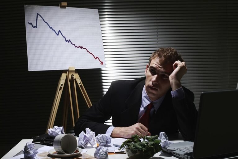 personne hesitant devant un bureau de chomage
