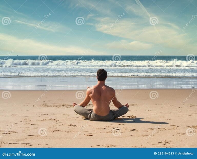 personne meditant au bord de la mer