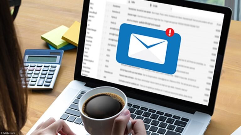 Comment demander la disponibilité de quelqu'un par email efficacement 30 personne redigeant un email sur un ordinateur