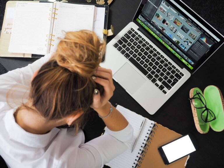 personne reflechissant a son futur professionnel