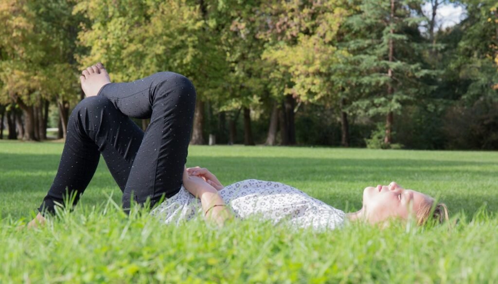 personne se relaxant seule dans la nature