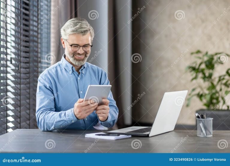 personne souriante dans un environnement de travail