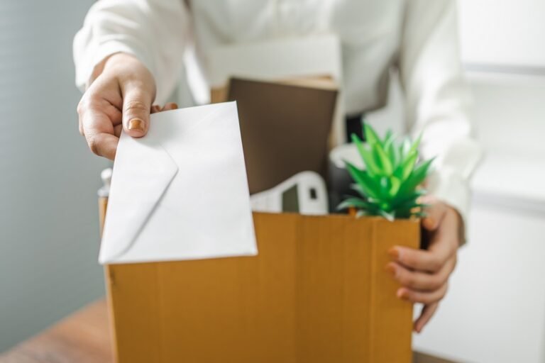 personne tenant une lettre de demission