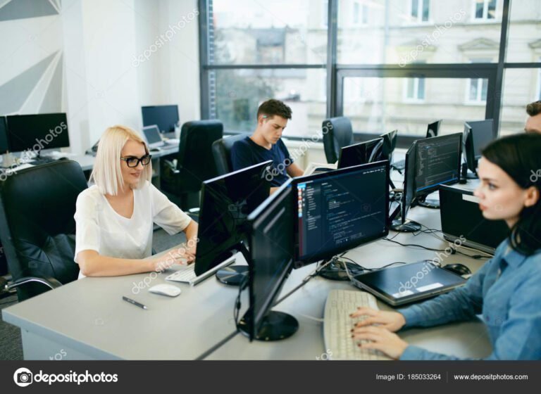 personne travaillant dans un bureau moderne