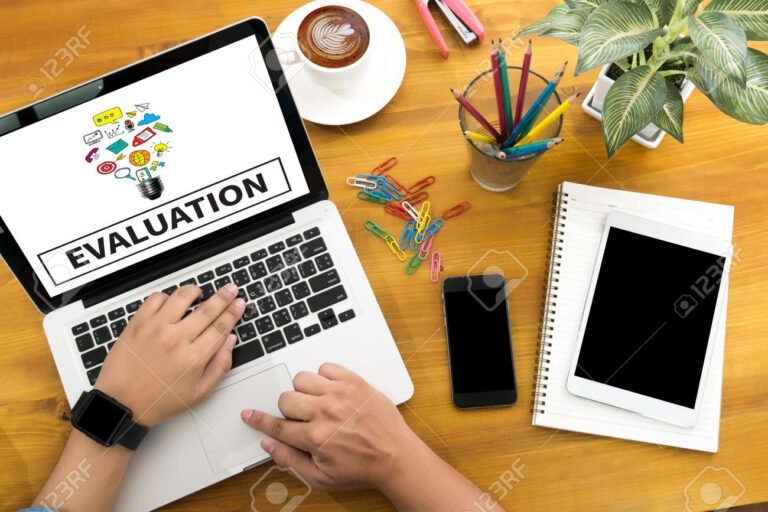 personne utilisant un ordinateur pour evaluer