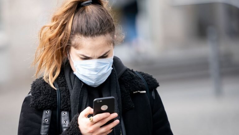 personne utilisant un telephone pour contacter