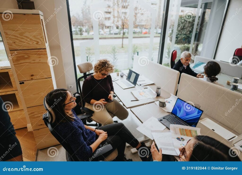 Qu'est-ce que le savoir-être selon Pôle Emploi et pourquoi est-il important 1 personnes collaborant dans un environnement professionnel